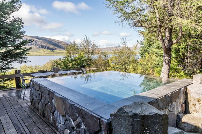 �lftav�k Lakefront Villa