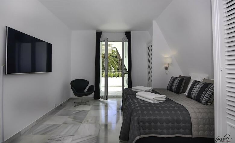 Port Oasis Golden Mile Apartment