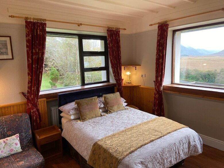 Kylemore Pass Hotel