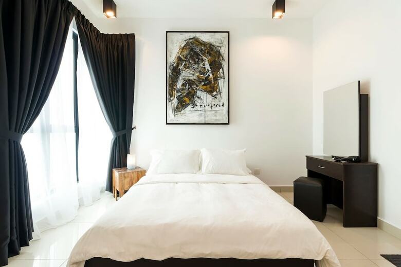 Elegant 3br Condo For 5 With Outdoor Pool
