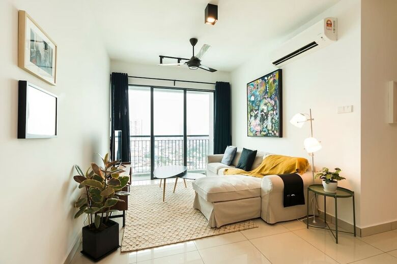 Elegant 3br Condo For 5 With Outdoor Pool