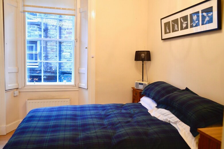 Comfortable 2 Bedroom Apartment On Historic Rose Street