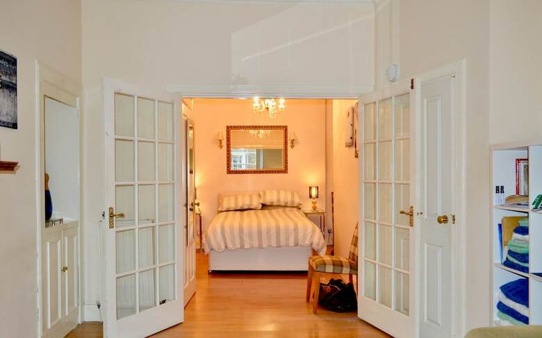 Comfortable 2 Bedroom Apartment On Historic Rose Street