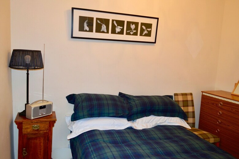 Comfortable 2 Bedroom Apartment On Historic Rose Street