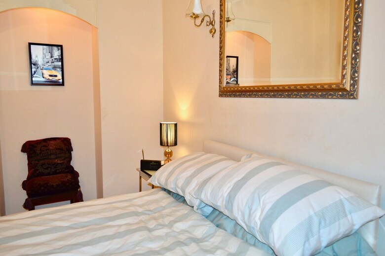 Comfortable 2 Bedroom Apartment On Historic Rose Street
