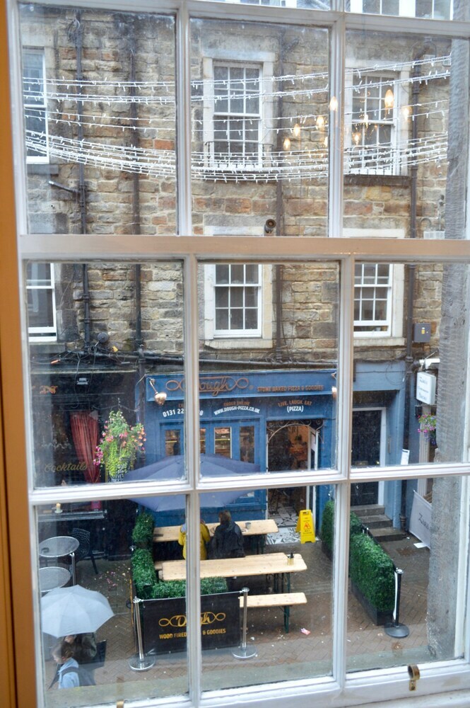 Comfortable 2 Bedroom Apartment On Historic Rose Street