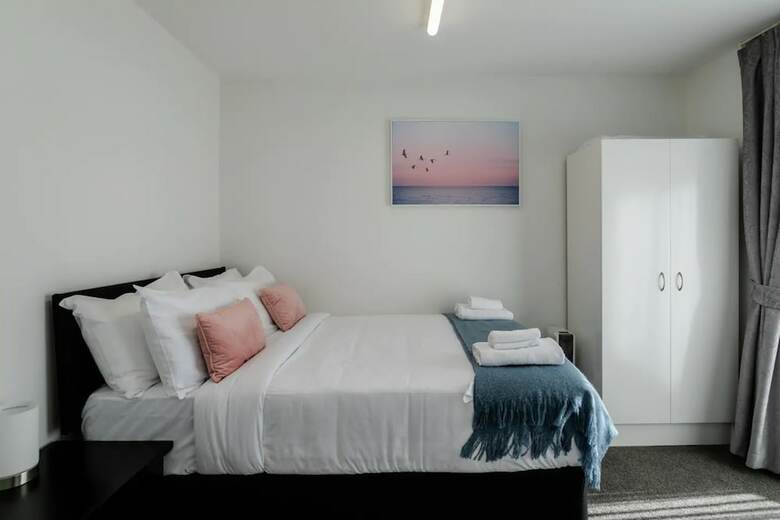 Gorgeous 3 Bedroom Townhouse With Car Park