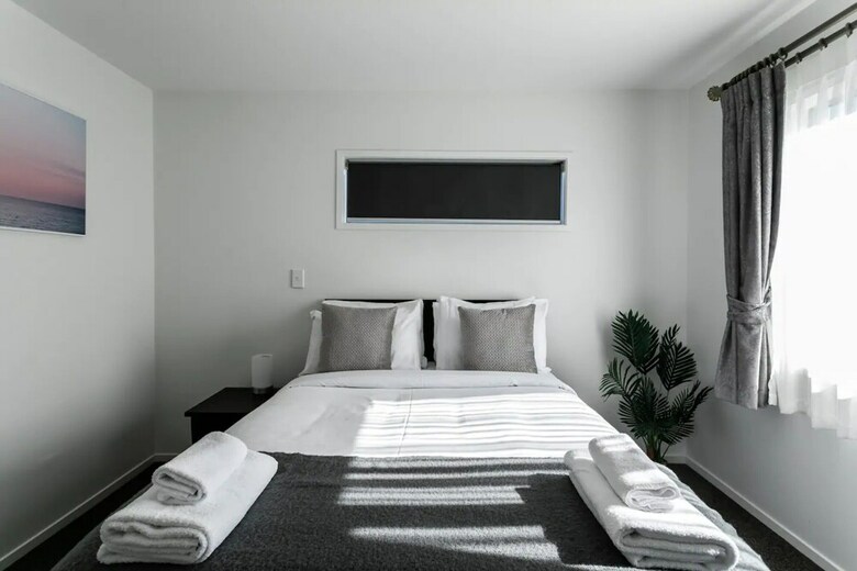 Gorgeous 3 Bedroom Townhouse With Car Park