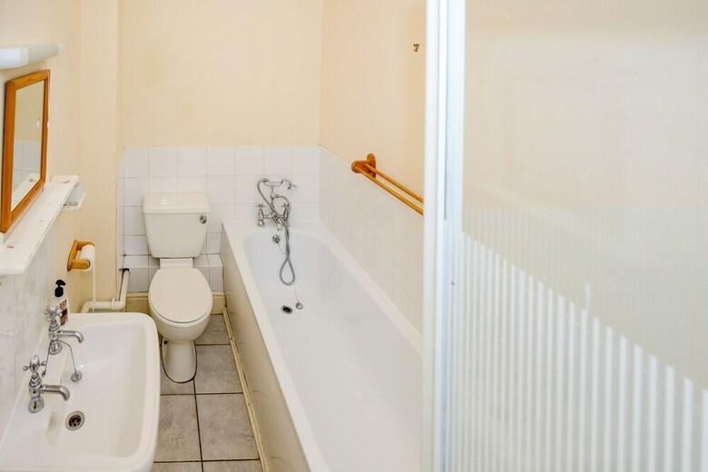 Spacious 4 Bedroom Home On Gloucester Road