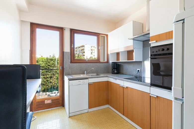 Quiet Apartment With Pool And Sea View