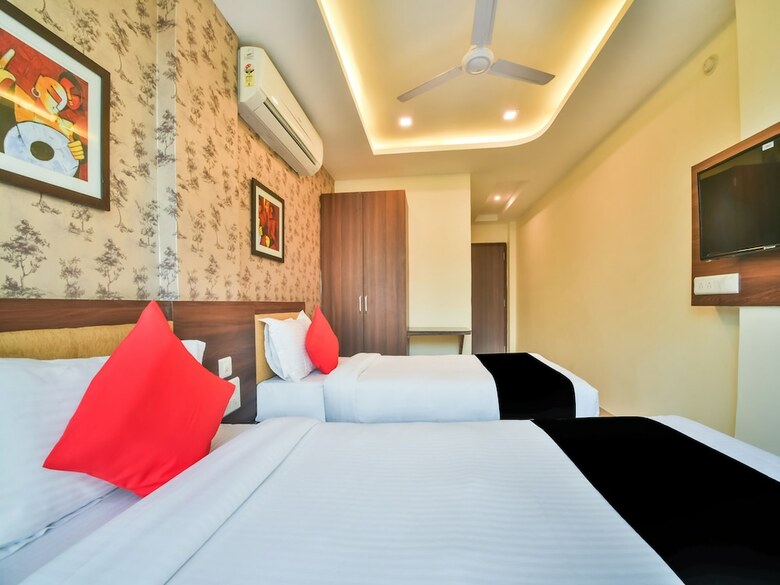 Hotel Golden Feather
