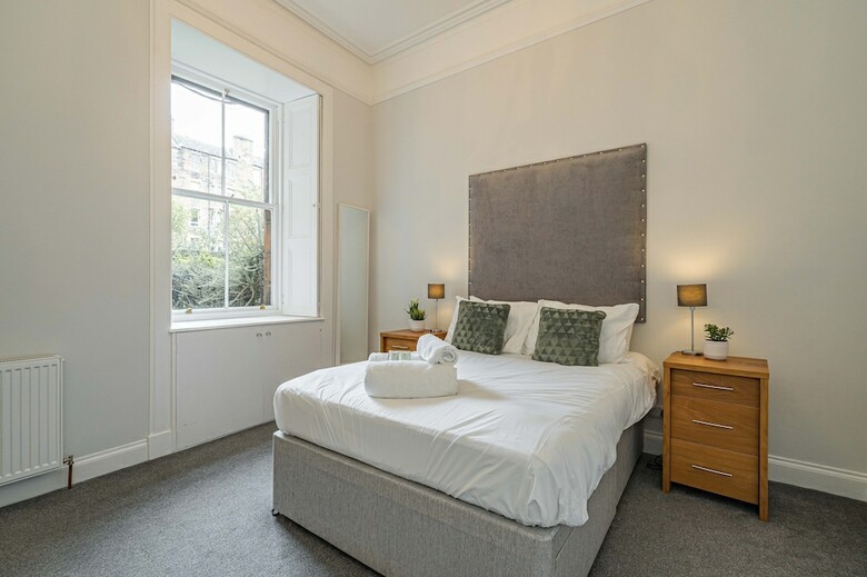 Chic 2 Br Apartment Near To Old Town