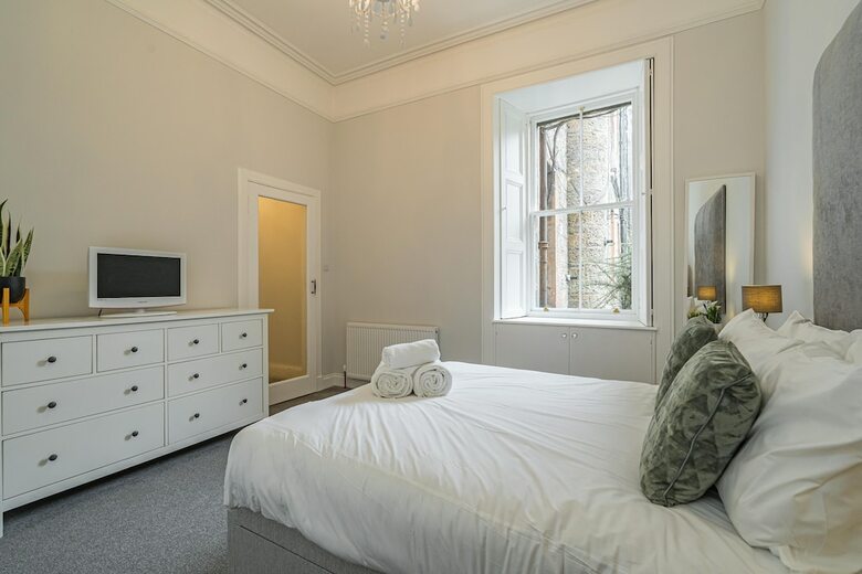 Chic 2 Br Apartment Near To Old Town