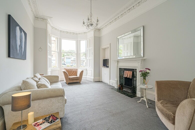 Chic 2 Br Apartment Near To Old Town