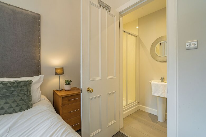 Chic 2 Br Apartment Near To Old Town