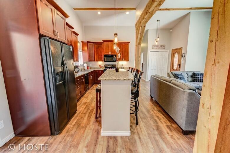 Mtn Dream! Fireplace, Patio & Hot Tub 4br