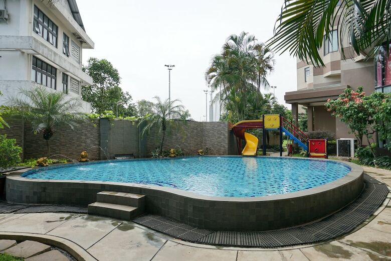 Best Location 2br At Beverly Tower Apartment Tb. Simatupang