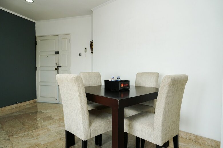 Best Location 2br At Beverly Tower Apartment Tb. Simatupang