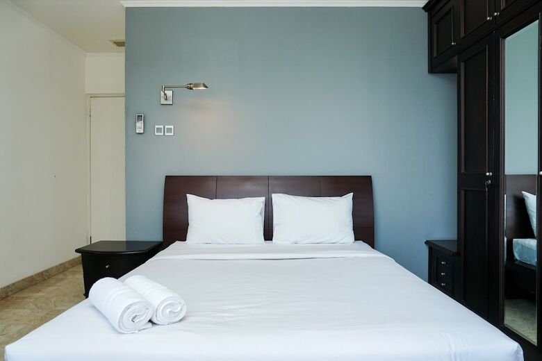 Best Location 2br At Beverly Tower Apartment Tb. Simatupang