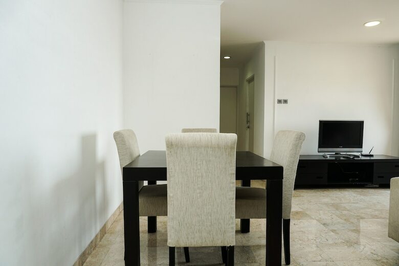 Best Location 2br At Beverly Tower Apartment Tb. Simatupang