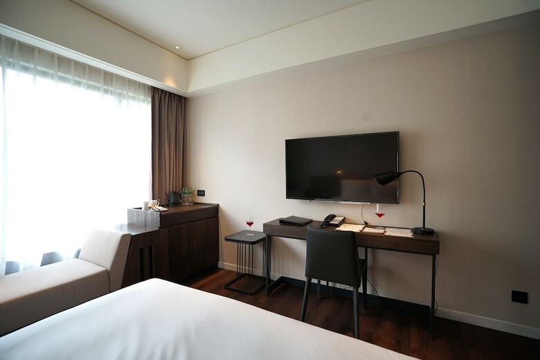 Hotel Mvsa + Michelin 2 Starred Molino de Urd�niz