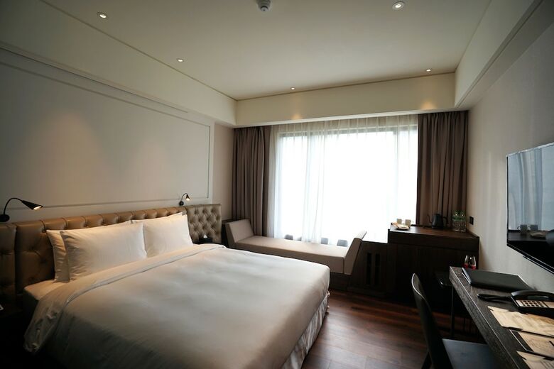 Hotel Mvsa + Michelin 2 Starred Molino de Urd�niz