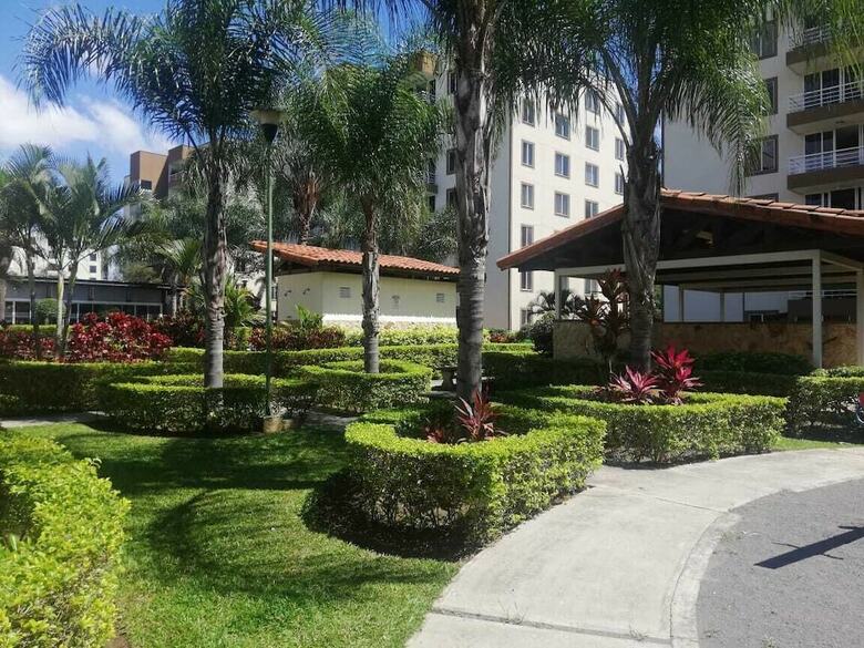 Apartment By Airport On Way To Beach