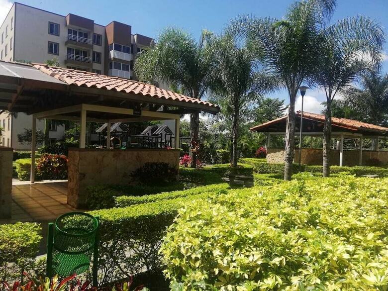 Apartment By Airport On Way To Beach