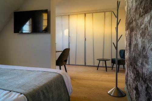 B&B Contrast
