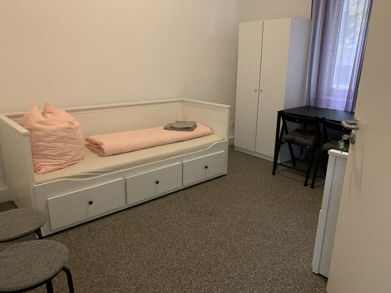 Hotel Private Room 5 Min To Main Station Wg