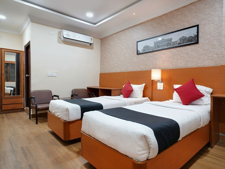 Hotel Capital O 46832 Gaayatri Residency