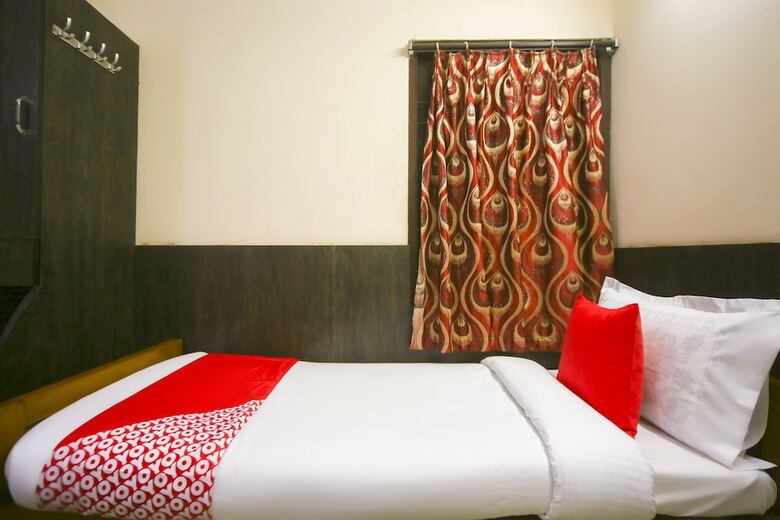 Hotel Oyo 61379 Golden Cafe Boarding & Lodging