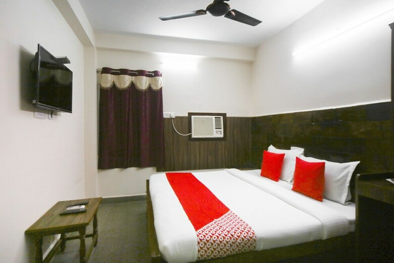 Hotel Oyo 61379 Golden Cafe Boarding & Lodging