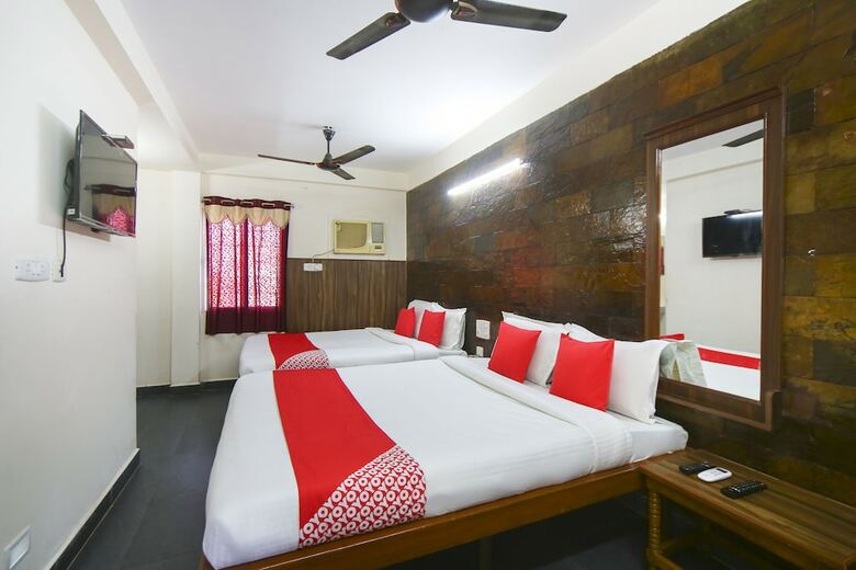 Hotel Oyo 61379 Golden Cafe Boarding & Lodging