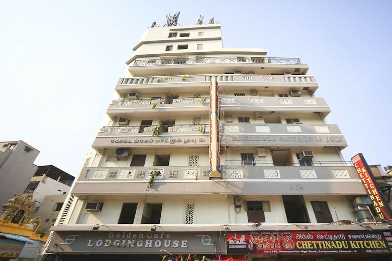 Hotel Oyo 61379 Golden Cafe Boarding & Lodging