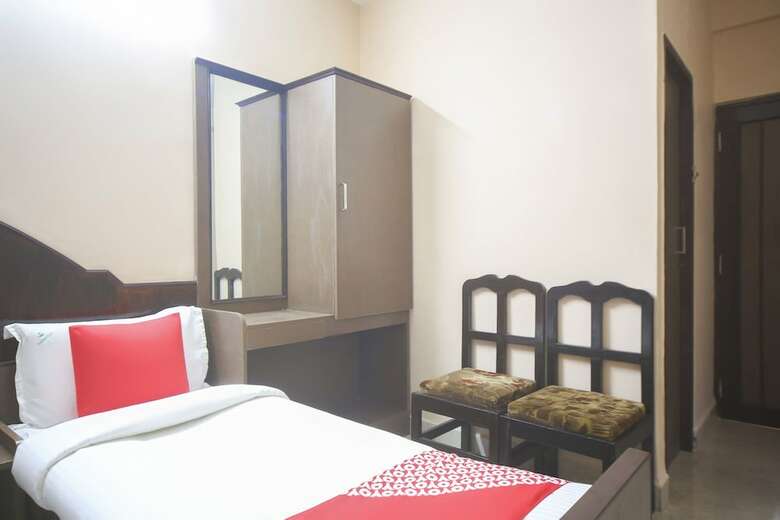 Hotel Oyo 61379 Golden Cafe Boarding & Lodging