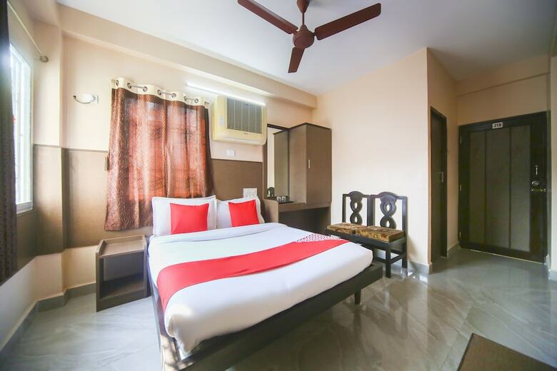 Hotel Oyo 61379 Golden Cafe Boarding & Lodging