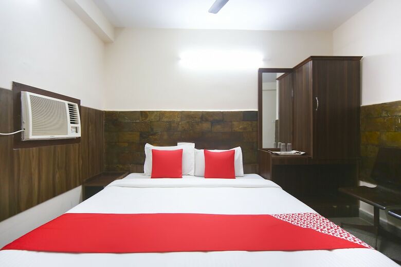 Hotel Oyo 61379 Golden Cafe Boarding & Lodging