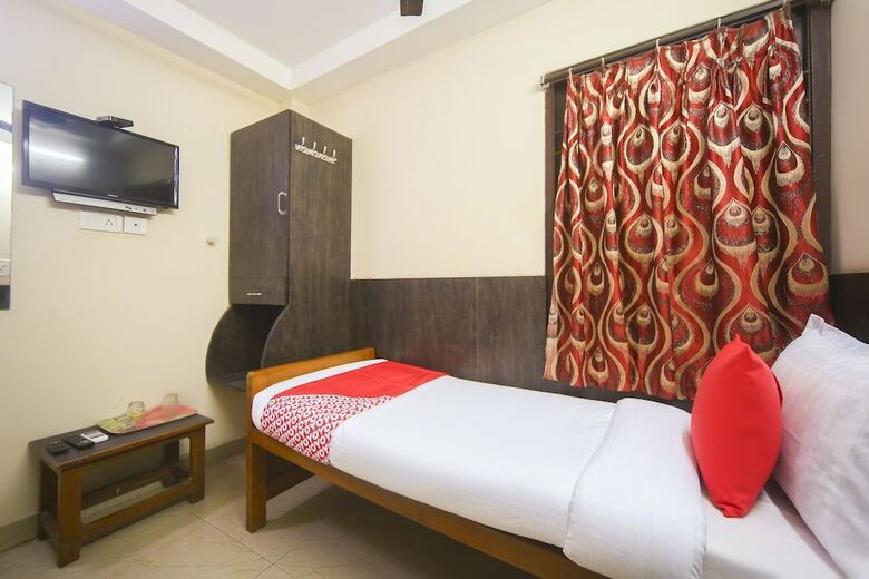 Hotel Oyo 61379 Golden Cafe Boarding & Lodging
