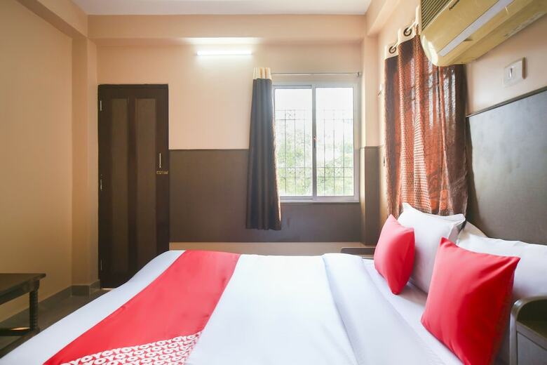 Hotel Oyo 61379 Golden Cafe Boarding & Lodging