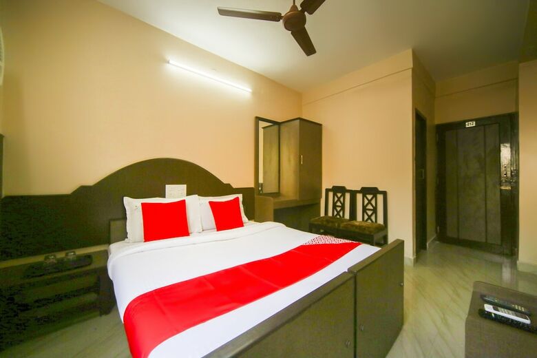 Hotel Oyo 61379 Golden Cafe Boarding & Lodging