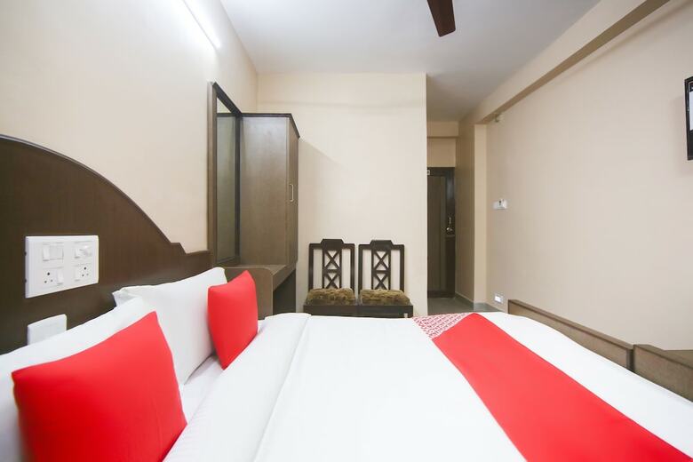 Hotel Oyo 61379 Golden Cafe Boarding & Lodging