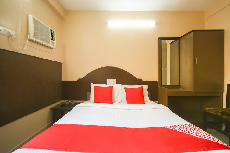 Hotel Oyo 61379 Golden Cafe Boarding & Lodging