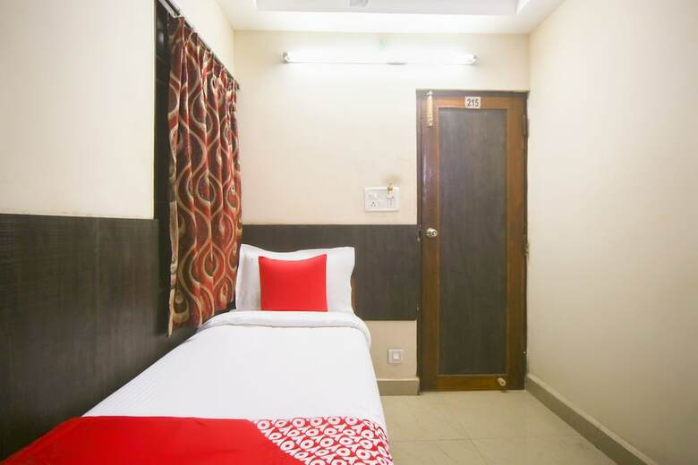 Hotel Oyo 61379 Golden Cafe Boarding & Lodging