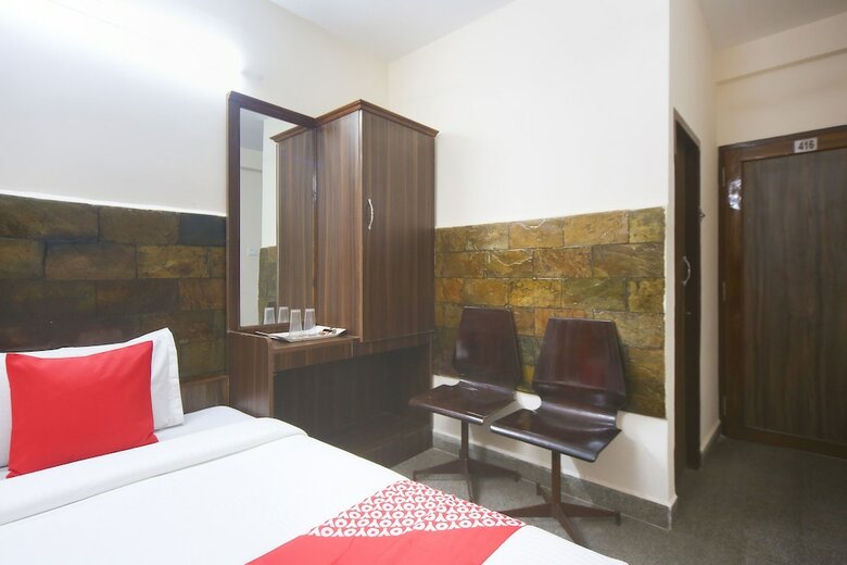 Hotel Oyo 61379 Golden Cafe Boarding & Lodging