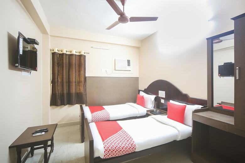 Hotel Oyo 61379 Golden Cafe Boarding & Lodging