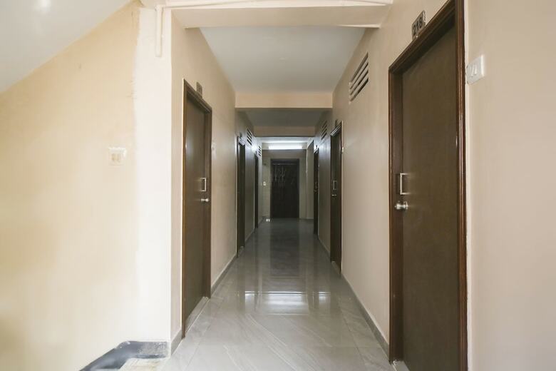 Hotel Oyo 61379 Golden Cafe Boarding & Lodging