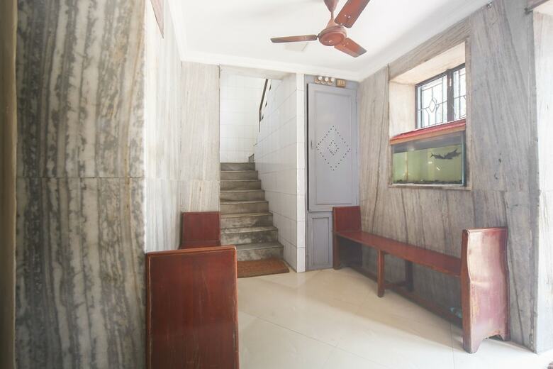 Hotel Oyo 61379 Golden Cafe Boarding & Lodging