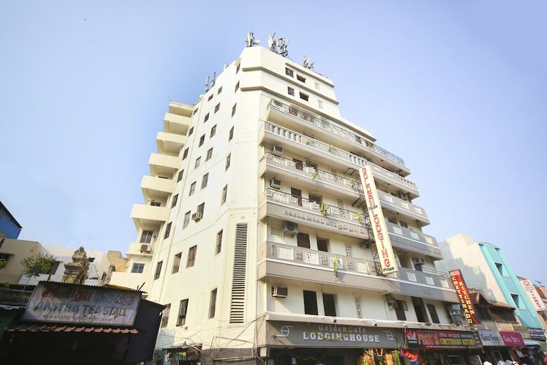 Hotel Oyo 61379 Golden Cafe Boarding & Lodging