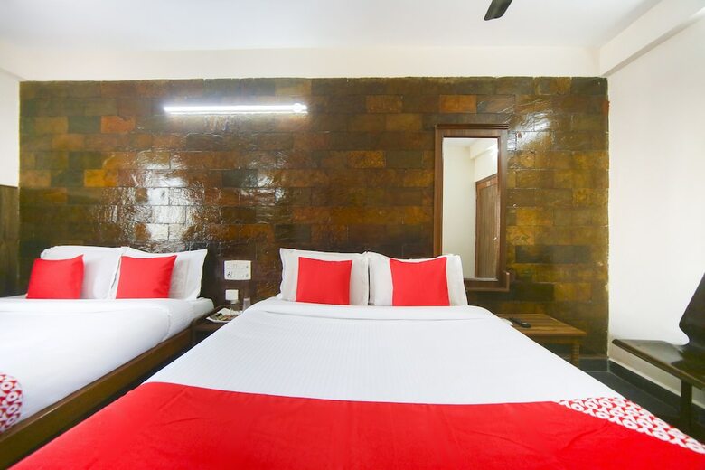 Hotel Oyo 61379 Golden Cafe Boarding & Lodging